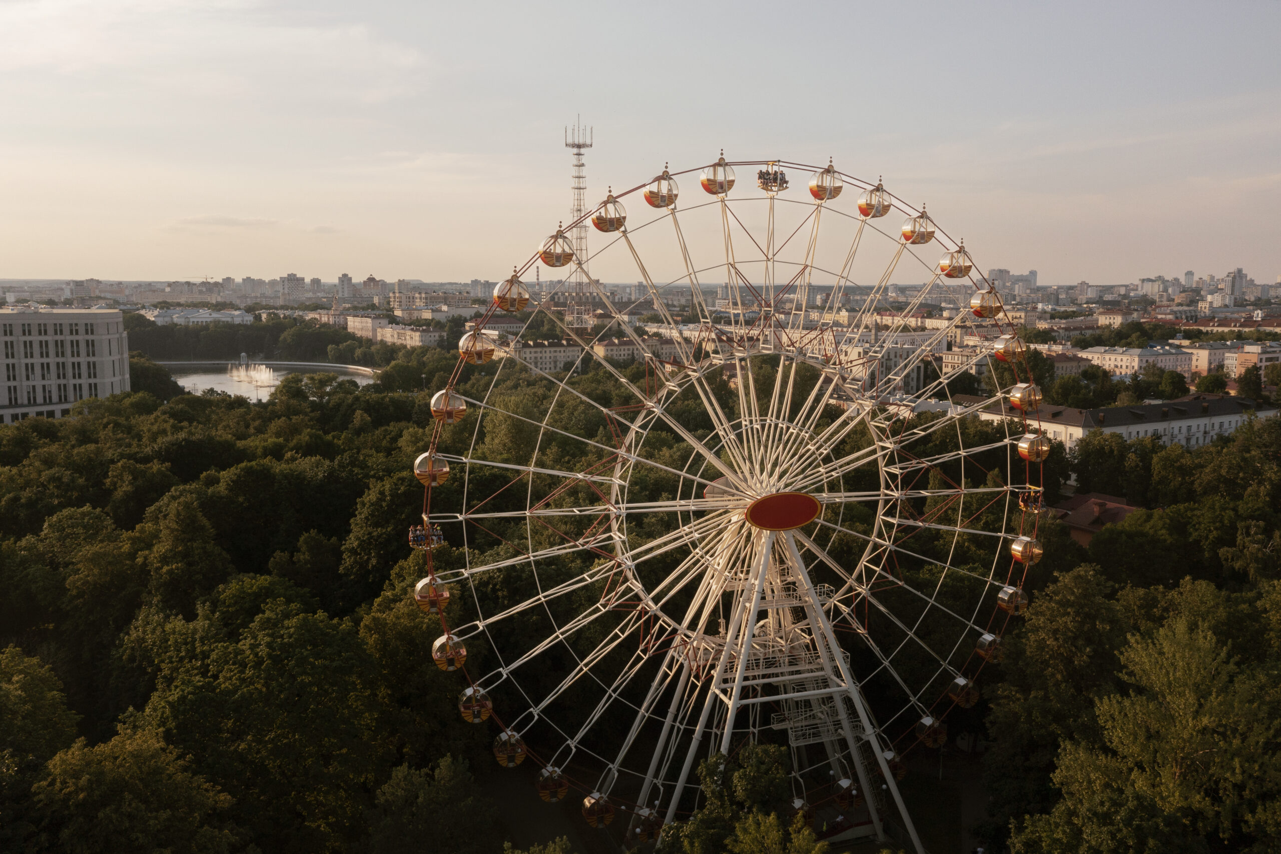 view-ferris-wheel-city